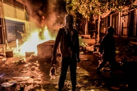 Phiến quân người Kurd ném bom xăng trong cuộc đụng độ với cảnh sát tại quận Gazi, Istanbul ngày 27/8. (Nguồn: AFP/TTXVN)