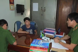 Đối tượng Chu Văn Thế tại cơ quan điều tra. (Ảnh: Hoàng Thảo Nguyên/Vietnam+)