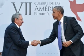 Tổng thống Mỹ Barack Obama (phải) và Chủ tịch Cuba Raul Castro trong cuộc gặp tại Hội nghị thượng đỉnh châu Mỹ lần thứ 7 ở Panama ngày 11/4. (Nguồn:AFP/TTXVN)