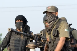 Binh sỹ Pakistan gác bên ngoài căn cứ không quân Badaber ngày 18/9. (Nguồn: AFP/TTXVN)