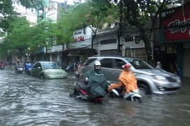 Nhiều phương tiện không thể di chuyển trên đường Lê Lợi. (Ảnh: Minh Thu/TTXVN)