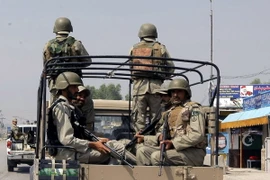 Binh sỹ Pakistan tuần tra tại hiện trường vụ nổ bom. (Nguồn: THX/TTXVN)