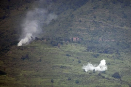 Khói bốc lên sau các vụ đấu pháo giữa lực lượng biên phòng Ấn Độ và Pakistan tại khu vực tranh chấp Kashmir ngày 18/8. (Nguồn: AFP/TTXVN)