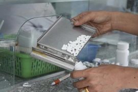 Thuốc ARV được đóng gói để cấp phát cho bệnh nhân tại Trung tâm Y tế cộng đồng quận 8, TP.HCM. (Ảnh: Phương Vy/TTXVN)