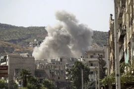 Khói bay lên sau một trận không kích của quân đội chính phủ Syria nhằm vào phiến quân tại thành phố Ariha, tỉnh Idlib ngày 19/9. (Nguồn: Reuters/TTXVN)