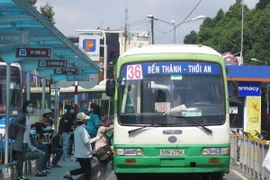 Hành khách đón xe buýt tại Bến Thành (Quận 1). (Ảnh: Hoàng Hải/TTXVN)