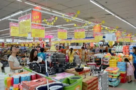 Khách hàng mua sắm tại siêu thị Co.opmart Đinh Tiên Hoàng. (Ảnh: Thanh Vũ/TTXVN)