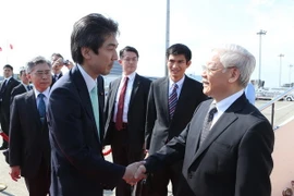 Các quan chức Nhật Bản đón Tổng Bí thư Nguyễn Phú Trọng tại sân bay Haneda. (Ảnh: Trí Dũng/TTXVN)