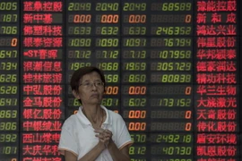 Nhà đầu tư theo dõi tỉ giá chứng khoán tại thủ đô Bắc Kinh, Trung Quốc ngày 1/9. (Nguồn: AFP/TTXVN)