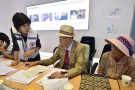 Người dân Hàn Quốc đăng ký gặp lại người thân bị ly tán đang sống ở Triều Tiên, tại văn phòng Hội Chữ thập Đỏ ở Seoul ngày 7/9. (Nguồn: AFP/TTXVN)