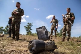 Binh sỹ Ukraine tuần tra tại làng Troitske,vùng Lugansk, miền đông Ukraine ngày 20/8. (Nguồn: AFP/TTXVN)