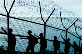 Binh sỹ Hàn Quốc tuần tra tại khu vực phía tây đảo Yeonpyeong, giáp giới Triều Tiên ngày 26/8. (Nguồn: Yonhap/TTXVN)