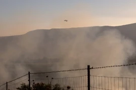 Khói bốc lên sau vụ bắn rocket từ Syria tại Kfar Szold, miền bắc Israel gần Cao nguyên Golan ngày 20/8. (Nguồn: AFP/TTXVN)