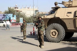 Binh sỹ Afghanistan gác tại một vị trí trong cuộc giao tranh với phiến quân Taliban ở Kunduz ngày 28/9. (Nguồn: Reuters/TTXVN)