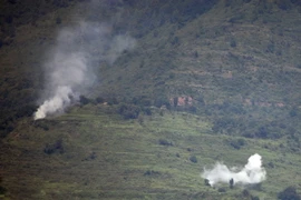 Khói bốc lên sau các vụ đấu pháo giữa lực lượng biên phòng Ấn Độ và Pakistan tại khu vực tranh chấp Kashmir ngày 18/8. (Nguồn: AFP/TTXVN)