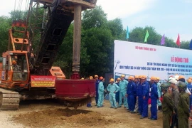 Các đại biểu làm lễ động thổ xây dựng cầu Bút Sơn. (Ảnh: Ninh Đức Phương -TTXVN)