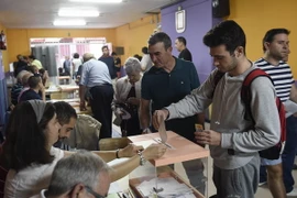 Cử tri Catalonia bỏ phiếu tại một điểm bầu cử ở Barcelona ngày 27/9. (Nguồn: AFP/TTXVN)