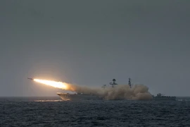 Tên lửa chống tàu phóng đi từ tàu khu trục được trang bị tên lửa dẫn đường "Fuzhou" trong cuộc tập trận trên biển Hoa Đông ngày 27/8. (Nguồn: THX/TTXVN)