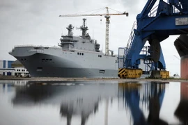 Tàu Mistral ngoài khơi Saint-Nazaire, tây bắc nước Pháp ngày 9/5/2014. (Nguồn: AFP/TTXVN)