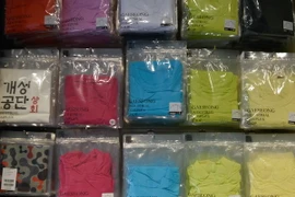 Quần áo sản xuất tại khu công nghiệp Kaesong trưng bày tại một cửa hàng ở Seoul ngày 18/8. (Nguồn: AFP/TTXVN)