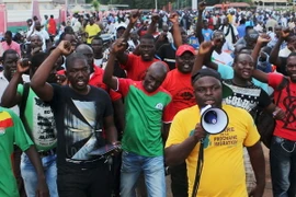 Biểu tình phản đối hành động giam giữ Tổng thống lâm thời Michel Kafando và Thủ tướng Isaac Zida của nhóm cận vệ tại Ouagadougou. (Nguồn: Reuters/TTXVN)