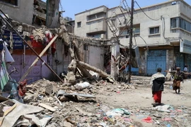 Cảnh đổ nát sau các cuộc giao tranh giữa quân đội chính phủ Yemen và phiến quân tại Taez ngày 24/8. (Nguồn: AFP/TTXVN)