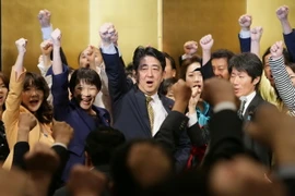 Thủ tướng Nhật Bản Shinzo Abe (giữa) và các nghị sỹ LDP thể hiện quyết tâm tranh cử Chủ tịch LDP ở Tokyo ngày 8/9. (Nguồn: AFP/TTXVN)