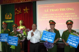 Chủ tịch UBND tỉnh Bắc Giang Nguyễn Văn Linh trao thưởng cho các đơn vị. (Ảnh: Dương Trí/TTXVN)