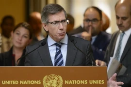 Đặc phái viên LHQ về vấn đề Libya Bernardino Leon (giữa) trong buổi họp báo tại cuộc đàm phán hòa bình của Libya ở Geneva (Thụy Sĩ) ngày 4/9. (Nguồn: AFP/TTXVN)