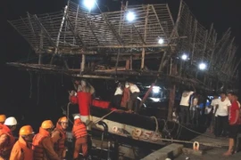 Khánh Hòa: Cứu nạn 32 ngư dân tàu cá trong vùng biển động
