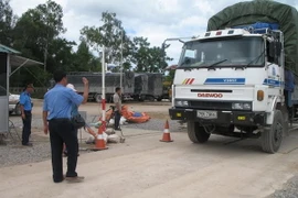 Ngăn chặn tình trạng xe quá tải: Cần chặn gốc, đón đầu