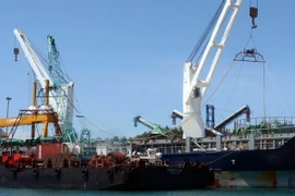 Đưa điện ra Lý Sơn: Đã đấu nối cáp ngầm vào trạm điện tiếp bờ