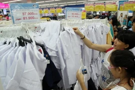 Hưng Yên: Các trường không may đồng phục và mua giấy vở cho học sinh