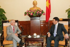 Phó Thủ tướng Phạm Bình Minh tiếp thượng nghị sỹ Bob Corker