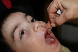 Vừa tiêm vừa uống vắcxin - lựa chọn tốt nhất để chống bại liệt