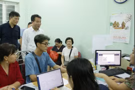 Tổng Giám đốc Bảo hiểm xã hội Việt Nam Nguyễn Thế Mạnh thị sát tại một số tổ chức dịch vụ thu(Ảnh: PV/Vietnam+)