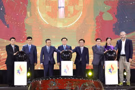 Các đại biểu thực hiện nghi thức khai mạc Festival Bảo tồn và Phát triển làng nghề Việt Nam năm 2023. (Ảnh: Doãn Tấn/TTXVN)