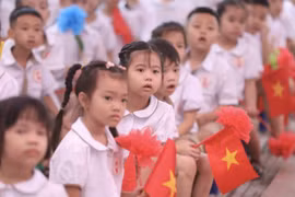 Việc tăng ngày nghỉ dịp lễ Quốc khánh sẽ tạo cơ hội cho công nhân được đưa con đến trường trong ngày khai giảng. (Ảnh: VIetnam+)