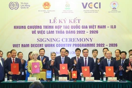 Ký kết Khung Chương trình Quốc gia Việc làm thỏa đáng của Việt Nam giai đoạn 2022-2026. (Ảnh: PV/Vietnam+)