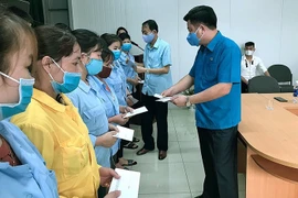 Chi trả tiền hỗ trợ cho người lao động bị ảnh hưởng bởi COVID-19. (Ảnh minh họa: Đại Nghĩa/TTXVN)