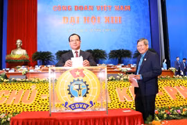 Các đại biểu bỏ phiếu bầu Ban Chấp hành Tổng Liên đoàn Lao động Việt Nam khóa XIII nhiệm kỳ 2023-2028. (Ảnh: TTXVN)