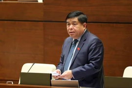 Bộ trưởng Bộ Kế hoạch và Đầu tư Nguyễn Chí Dũng giải trình, làm rõ một số vấn đề đại biểu Quốc hội nêu. (Ảnh: An Đăng/TTXVN)