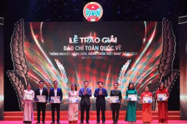 Trao giải cho các tác phẩm đoạt giải chuyên đề. (Ảnh: Hoàng Hiếu/TTXVN)