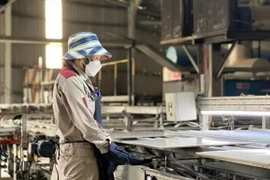 Doanh nghiệp cần phân công lao động, bố trí thời gian làm việc, nghỉ ngơi, khám sức khoẻ định kỳ, cải thiện điều kiện tại nơi làm việc. (Ảnh minh họa: PV/Vietnam+)