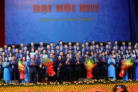 Thường trực Ban Bí thư Trương Thị Mai, Chủ tịch Ủy ban trung ương Mặt trận Tổ quốc Việt Nam Đỗ Văn Chiến và Phó Thủ tướng Trần Hồng Hà chúc mừng Ban Chấp hành Tổng Liên đoàn Lao động Việt Nam khoá XIII. (Ảnh: TTXVN)