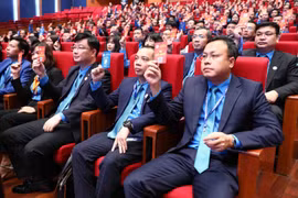 Các đại biểu tham gia biểu quyết tại Đại hội XIII Công đoàn Việt Nam. (Ảnh: TTXVN)