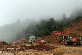 Hiện trường vụ sạt lở trên đèo Bảo Lộc sáng 31/7 vẫn còn ngổn ngang. (Ảnh: Nguyễn Dũng/TTXVN)