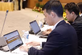 Đại diện các cá nhân, doanh nghiệp, đơn vị hành chính công trải nghiệm Cổng Dịch vụ công Quốc gia. (Ảnh: TTXVN)
