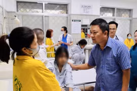 Ông Tô Đức, Cục trưởng Cục Bảo trợ Xã hội (Bộ Lao động-Thương binh và Xã hội) thăm hỏi, chia sẻ, động viên các trẻ em và người nhà tại Khoa nhi, Bệnh viện Bạch Mai. (Ảnh: PV/Vietnam+)