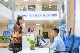 Hỗ trợ giải quyết thủ tục hành chính cho người dân. (Ảnh minh hoạ: PV/Vietnam+)